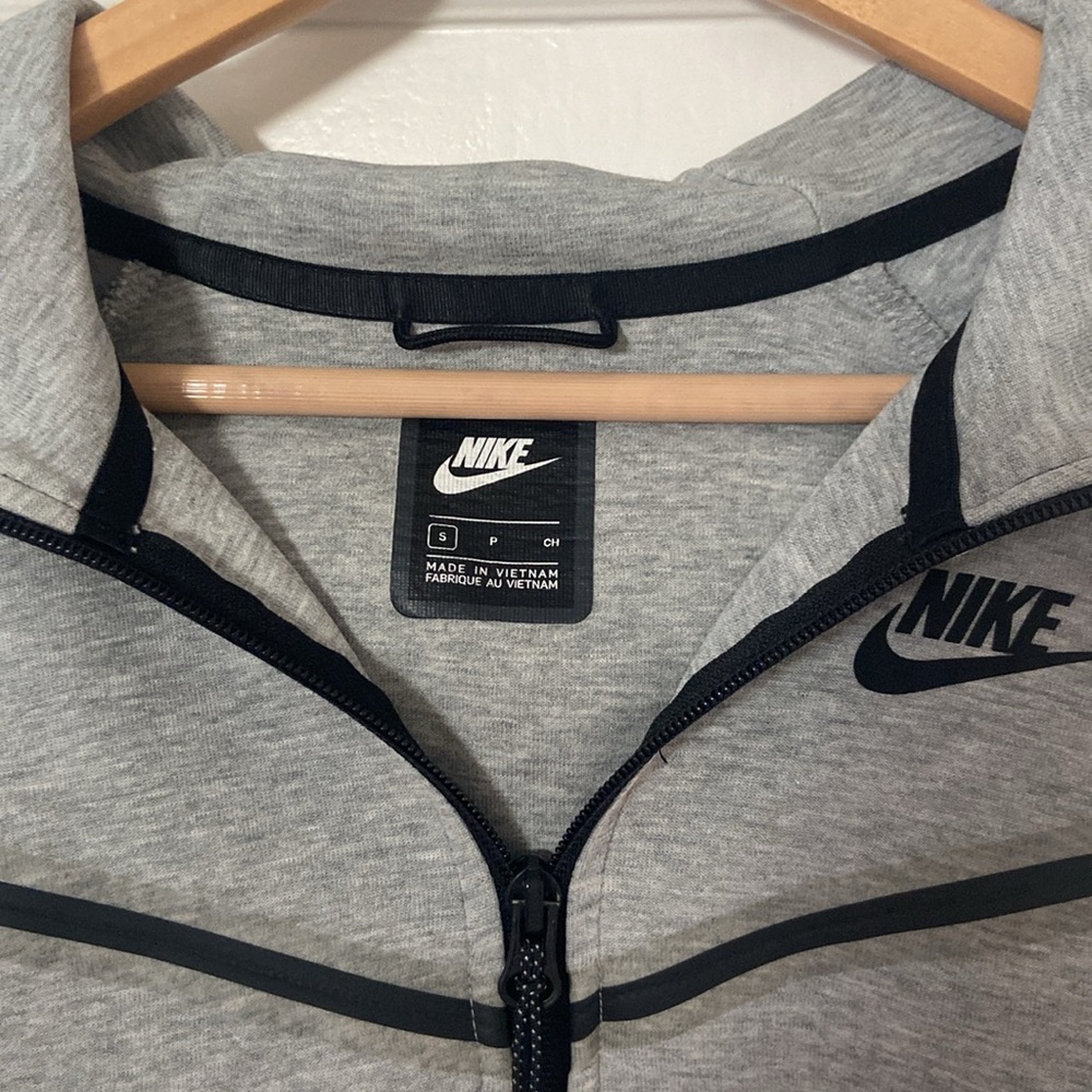 Nike Gray Zip-Up Jacket with Hood and Ribbed Cuffs - Picture 5 of 6